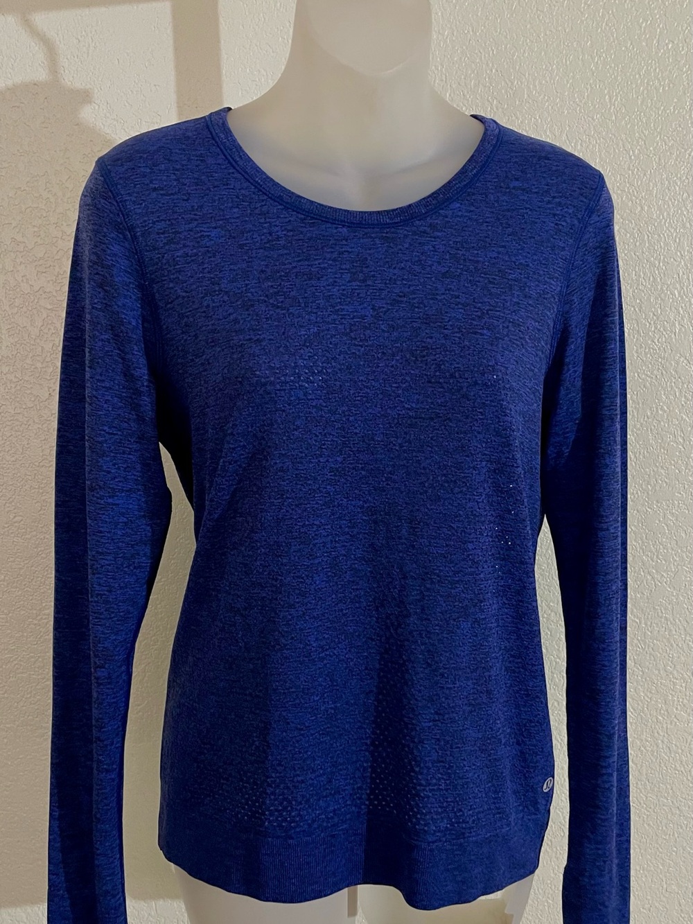lululemon athletica Perforated Performance Top in Royal Blue Sz 6